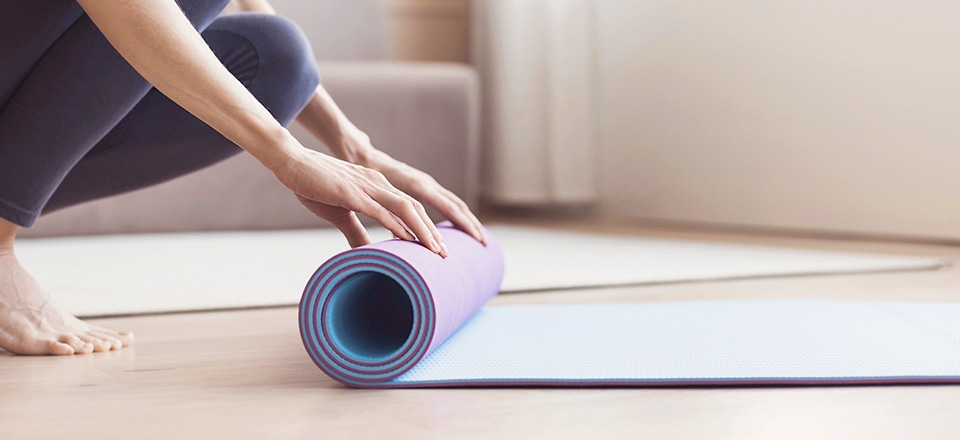 施術内容を説明するトレーナーと相談する女性